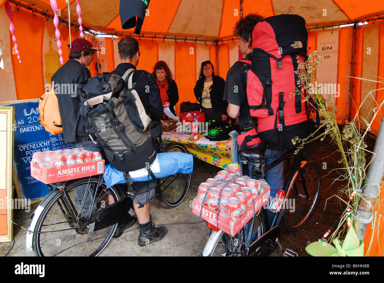 Bicicletas Holanda carpa mochileros entrada festival landjuweel amsterdam  panorama alternativo de latas de cerveza ruigoord mochilas Fotografía de  stock - Alamy