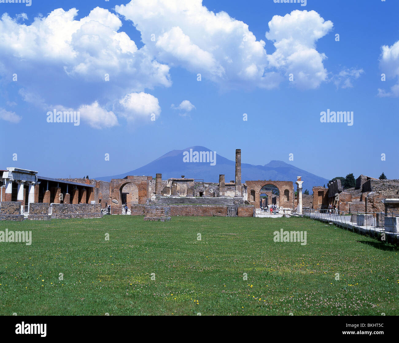 El Foro muestra el Monte Vesubio, la antigua ciudad de Pompeya, Pompeya, la ciudad metropolitana de Nápoles, región de Campania, Italia Foto de stock