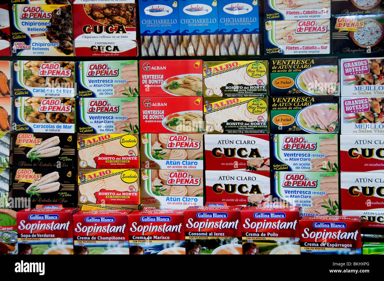 Almacenero en Madrid España abarrotes conservas de carne enlatada verduras lata Foto de stock