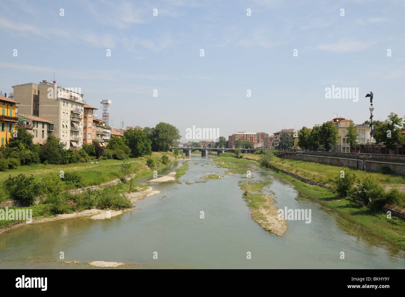 Vista del río Torrente Parma de Ponte Giuseppe Verdi de Parma, Italia mirando al norte hacia el puente en Viale Piacenza Foto de stock