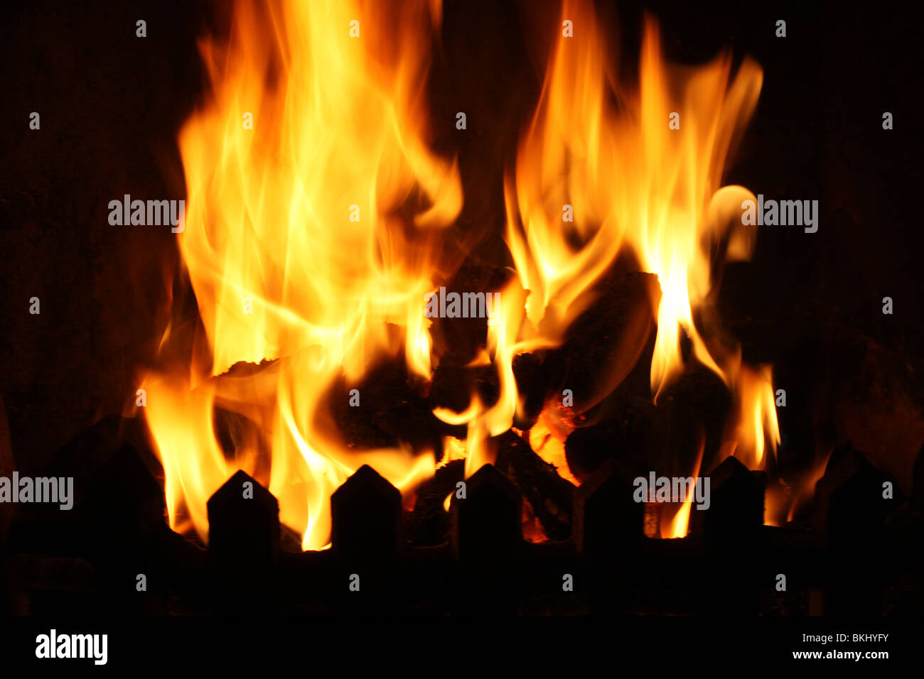 Las llamas de un fuego de carbón Foto de stock