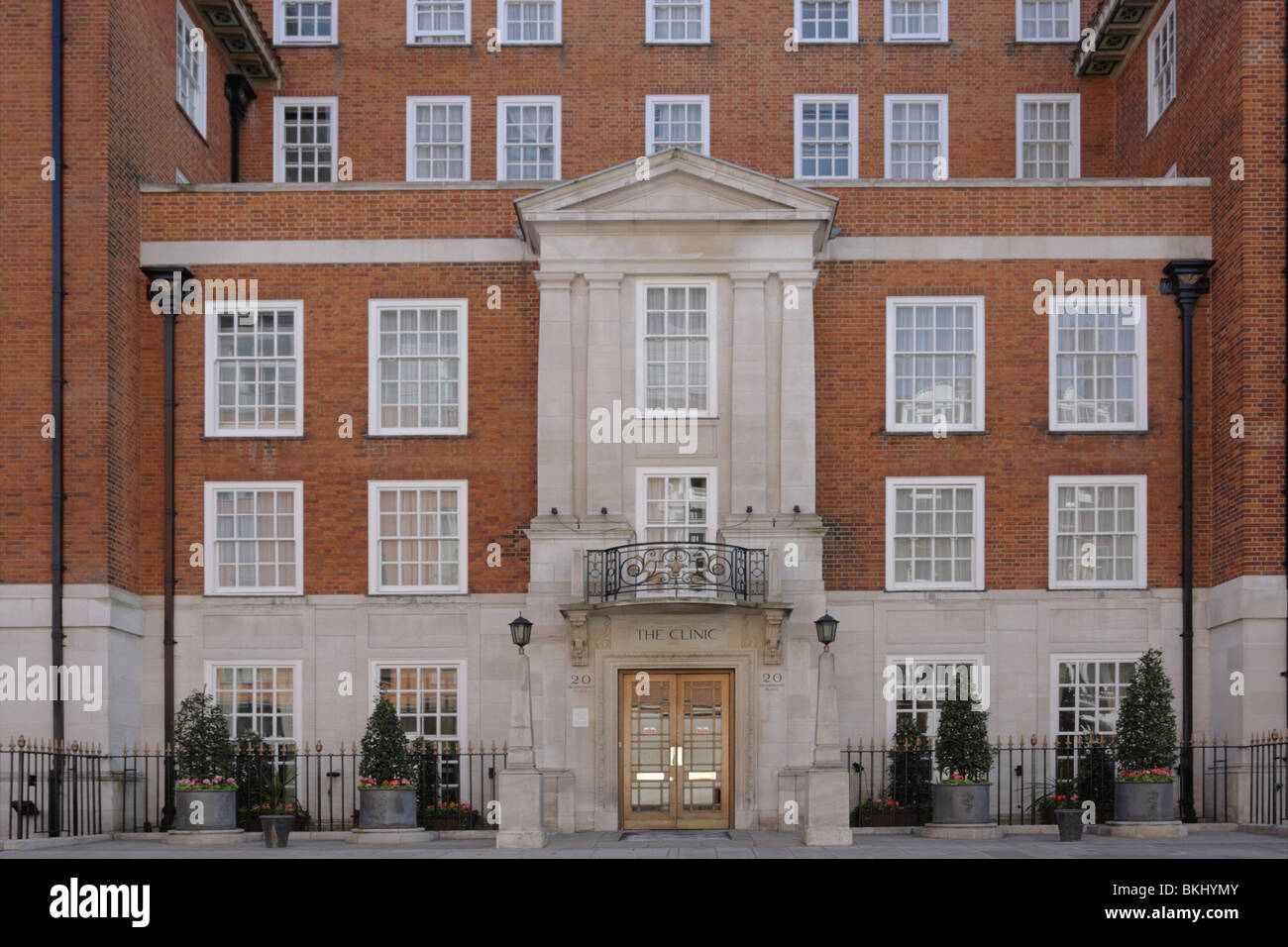 Elevación frontal y la entrada principal de la renombrada clínica londinense en Devonshire Place, Londres. Foto de stock