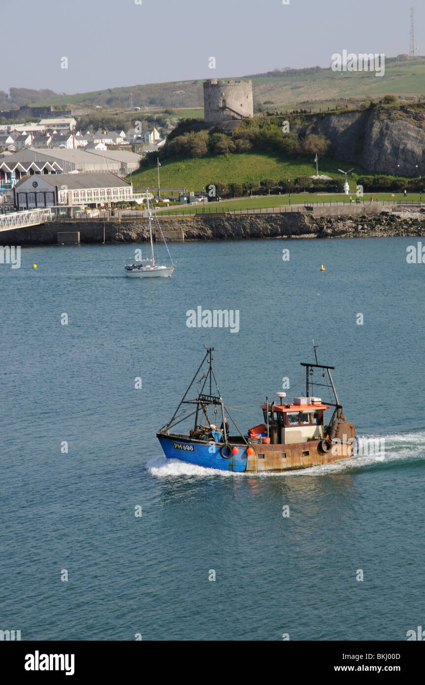 La pesca de arrastre de entrada a Plymouth Harbor South Devon, Inglaterra Foto de stock