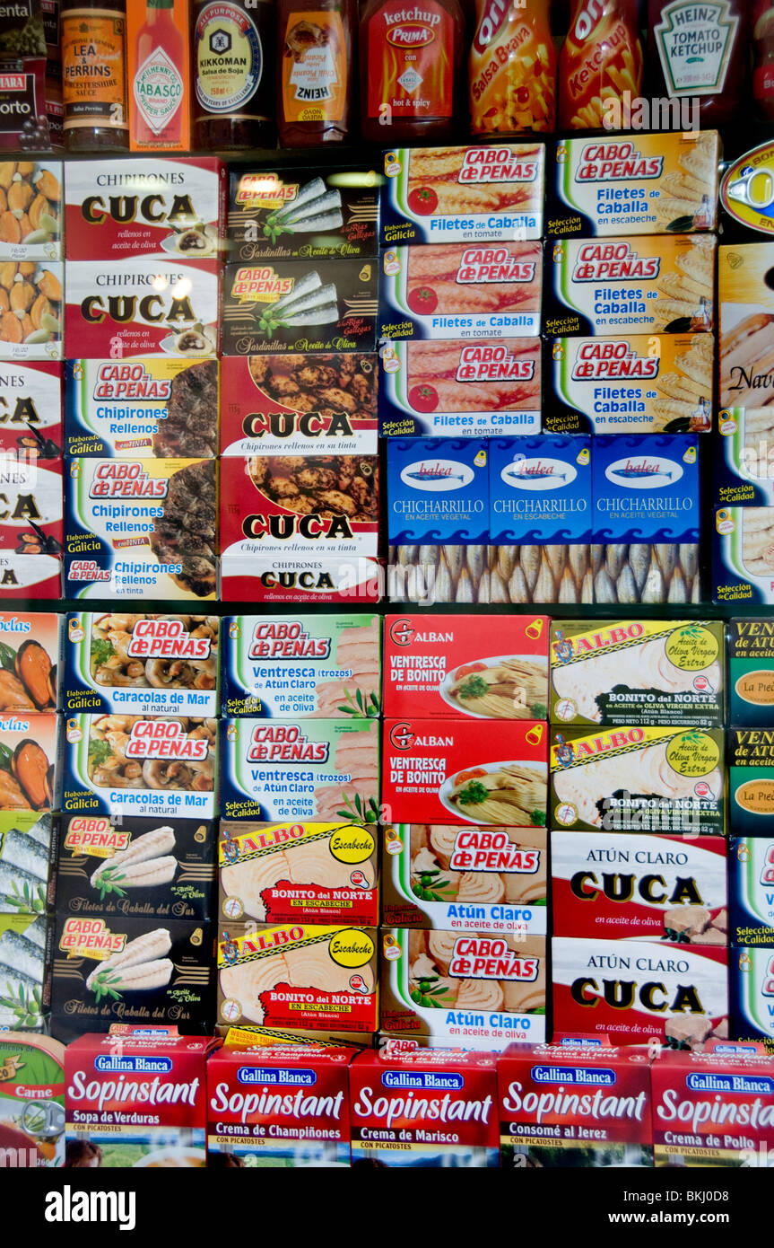 Almacenero en Madrid España abarrotes conservas de carne enlatada verduras lata Foto de stock