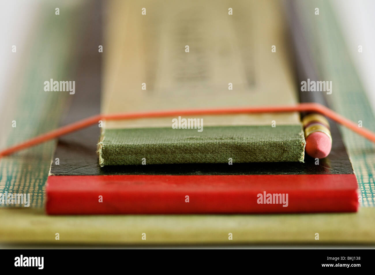 Una colección de viejos libros de confirmaciones de vintage. Foto de stock