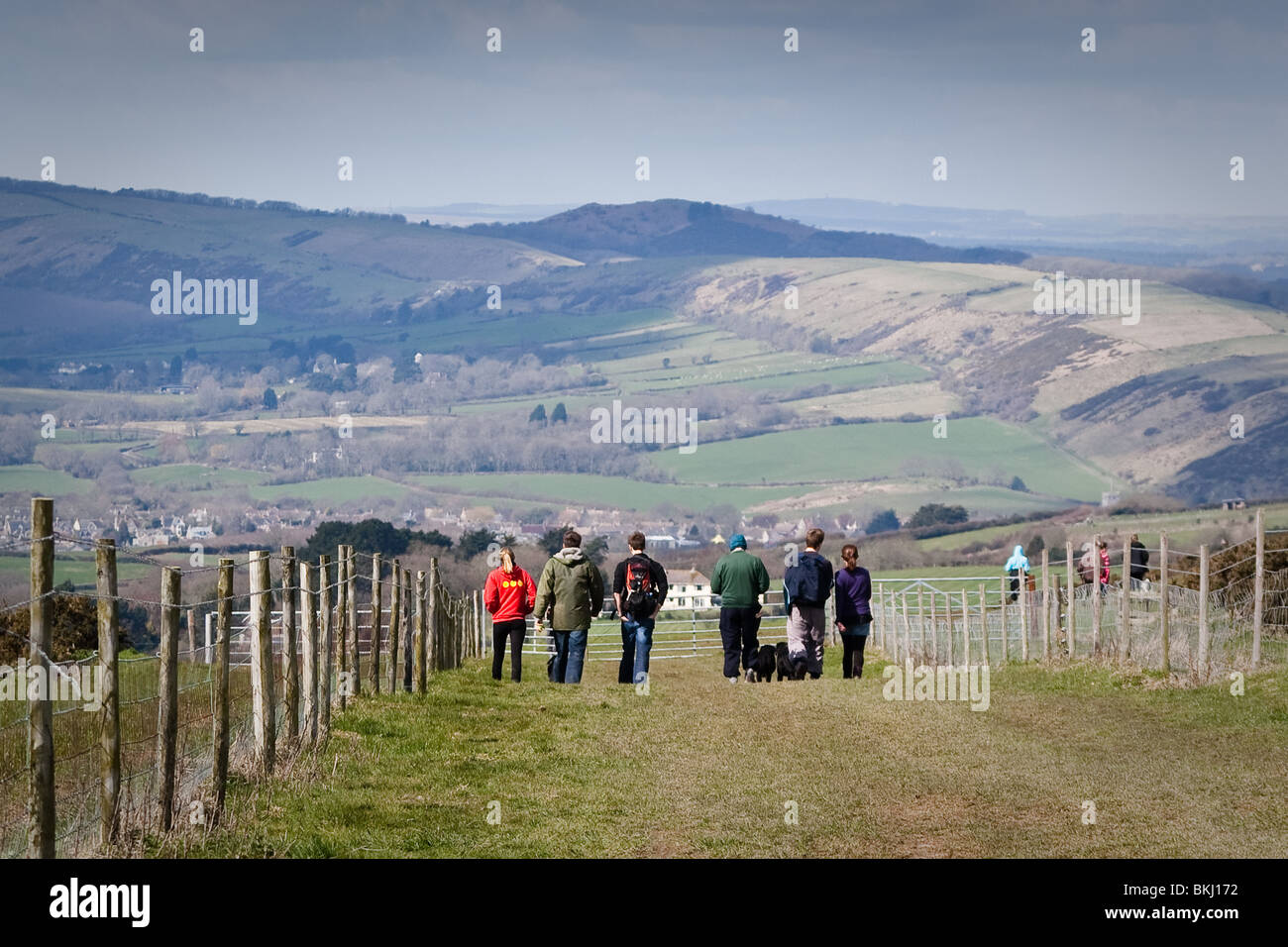 Los paseantes sobre nueve barrow en el Purbeck Hills. Foto de stock