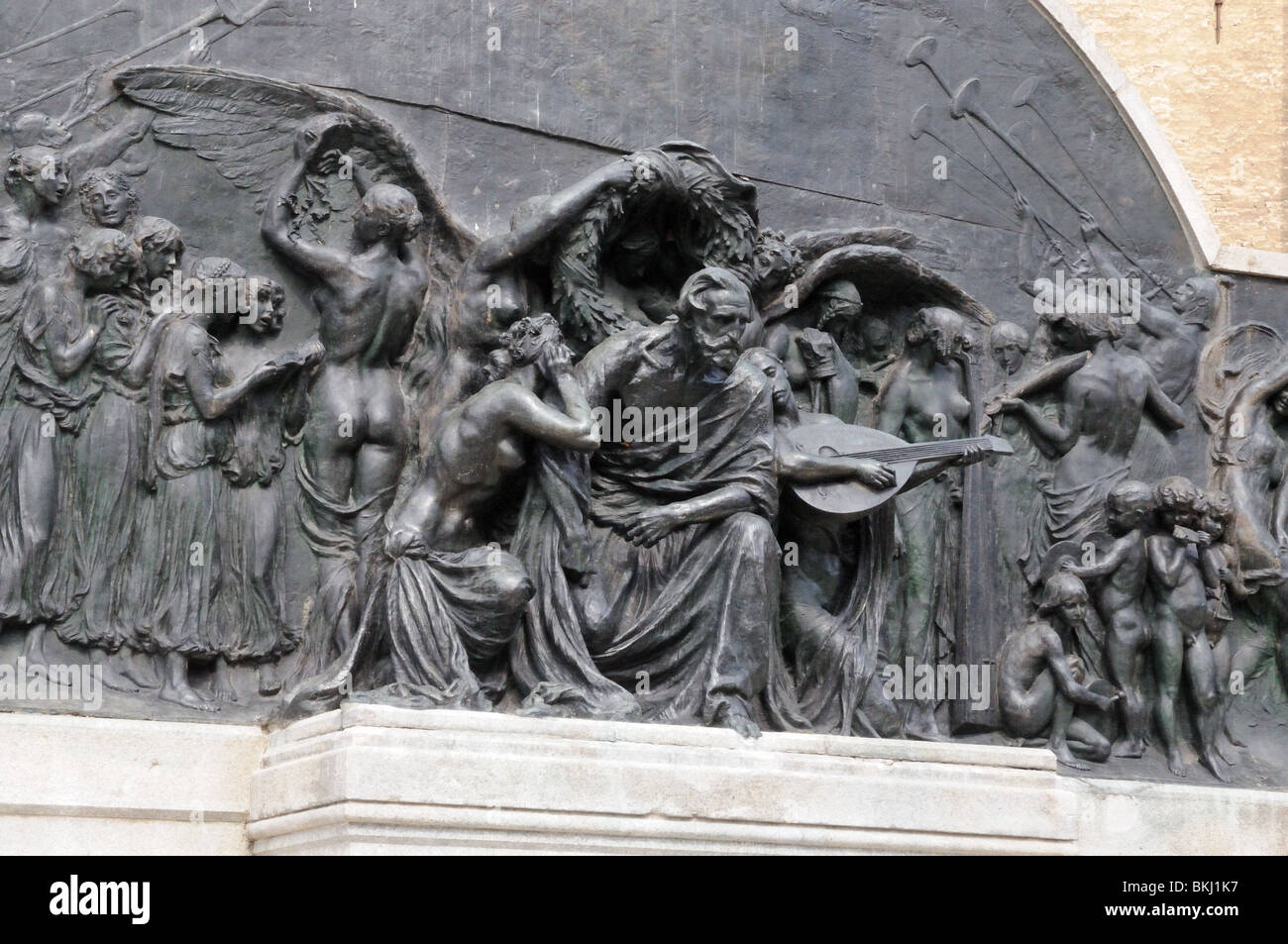 Estatua de bronce de Giuseppe Verdi monumento en el parque público llamada Piazza della Pace de Parma, Italia Foto de stock