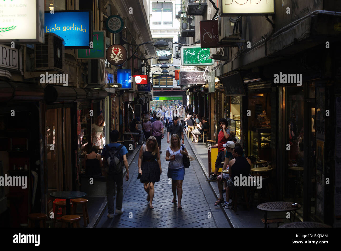 Un callejón bordeado de cafés y restaurantes en Melbourne, Victoria, Australia Foto de stock