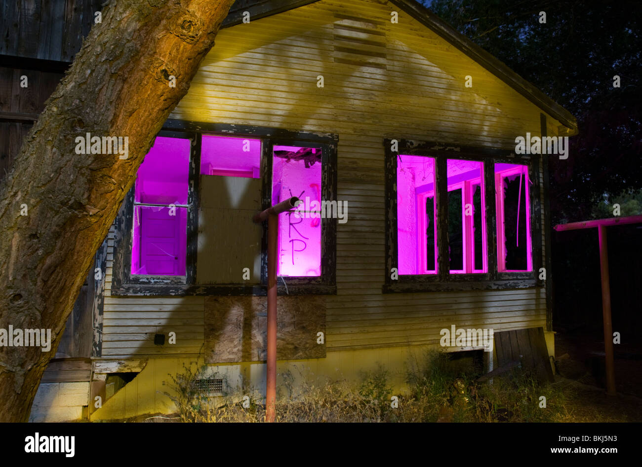 Una casa abandonada, foto tomada usando el 'pintura con luz' en la noche. Foto de stock