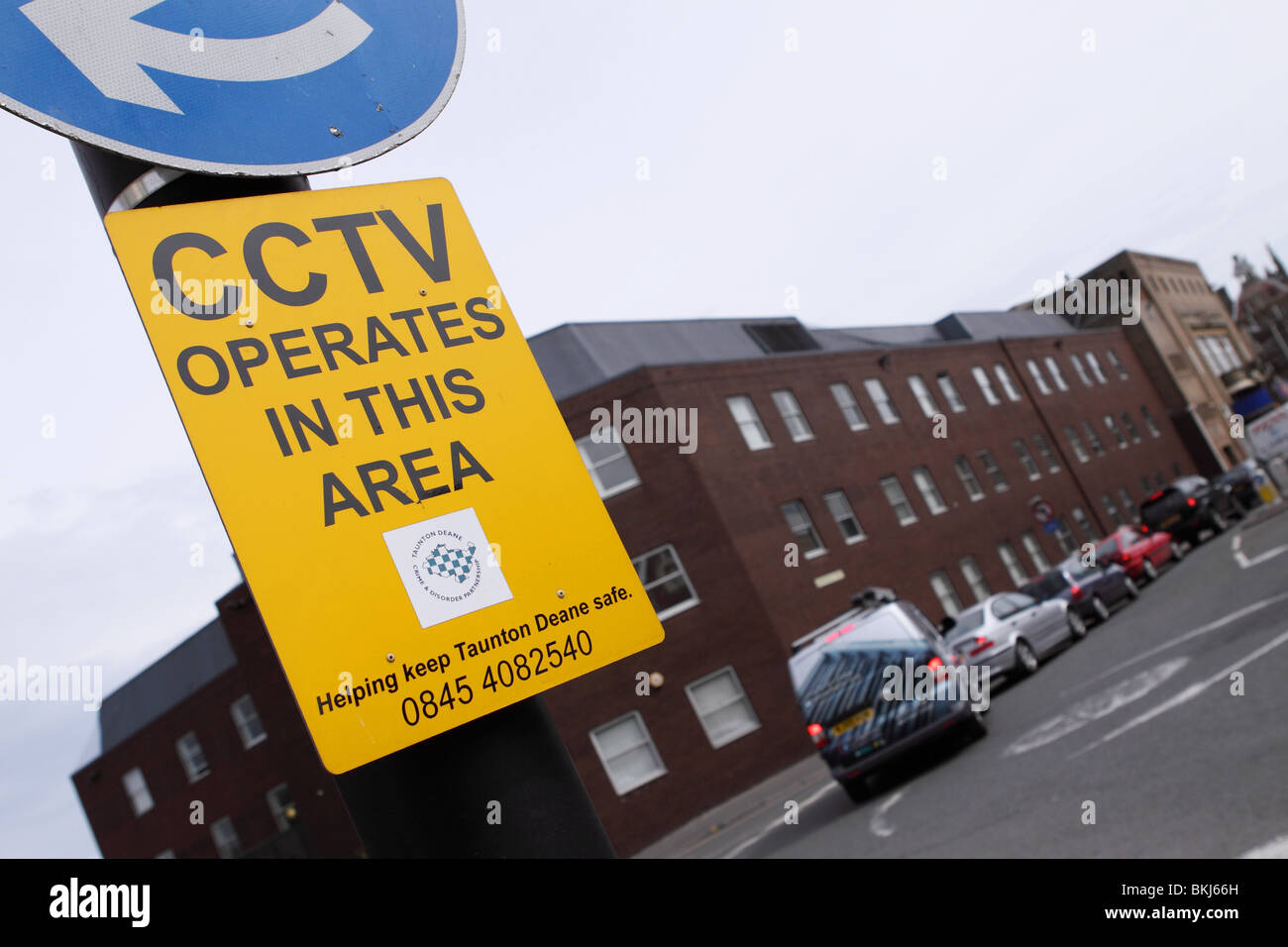 Opera en este sector CCTV signo de advertencia de cámaras de vigilancia en las zonas urbanas de Taunton Somerset Foto de stock