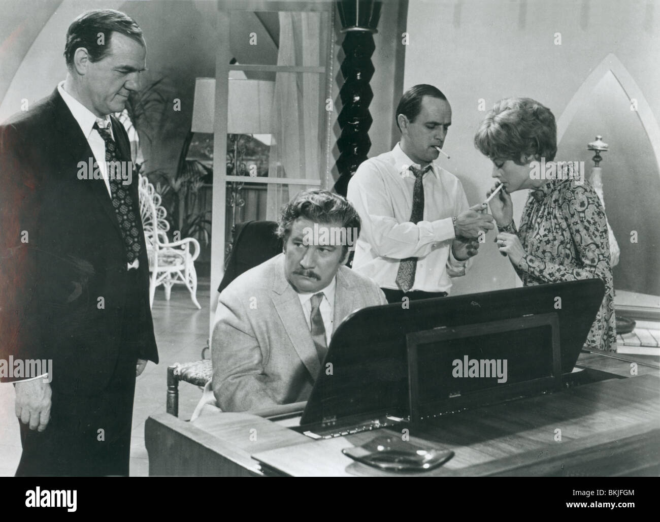 HOT millones (1968), Karl Malden, Peter Ustinov, Bob NEWHART, Maggie Smith HTML 003P L Foto de stock