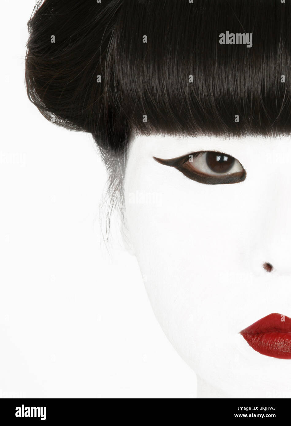 Una clave alta fotografía de la cara de una niña japonesa con maquillaje  estilo geisha Fotografía de stock - Alamy