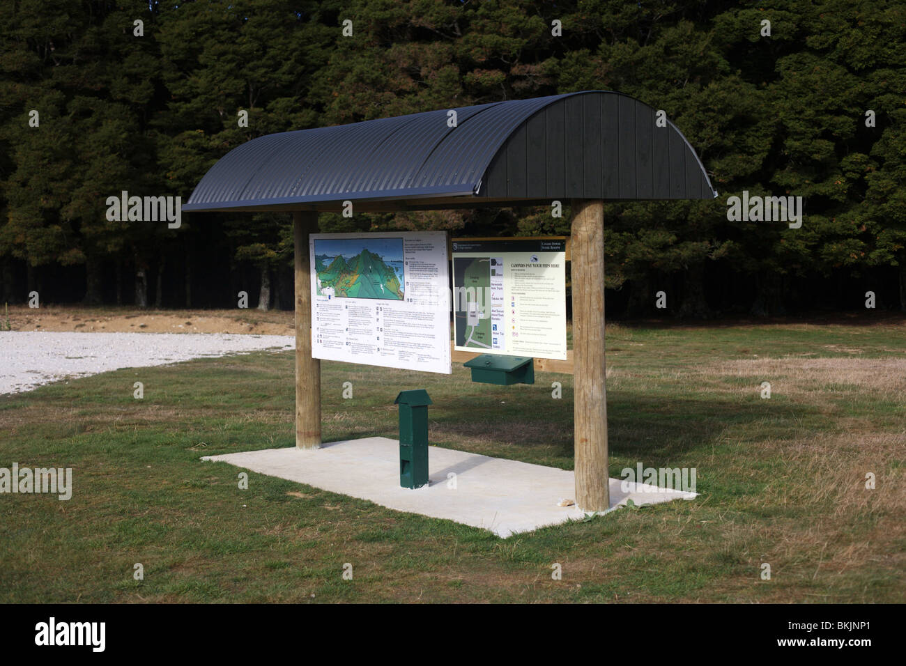 Un tablero de información y pagar en la estación Canaan Downs camping en el Parque Nacional de Abel Tasman en Nueva Zelanda Foto de stock