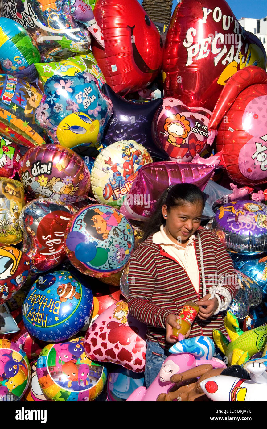 Vendedores ambulantes vendiendo globos en la ciudad de Puebla, Puebla, México. Foto de stock