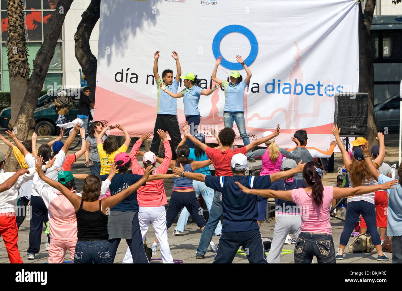 Un grupo organizado de personas ejercicio para la concientización de la diabetes en la Ciudad de México, México. Foto de stock