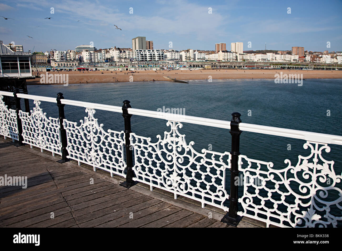 Rejas pintadas de blanco en Brighton Pier, Inglaterra Foto de stock