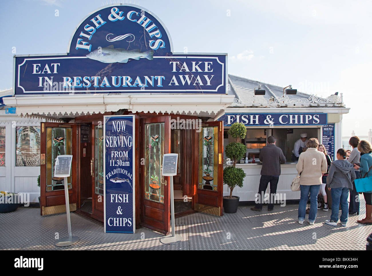 Fish and Chips restaurante en Brighton Pier, Inglaterra Foto de stock