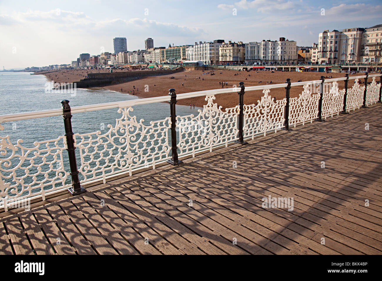 Rejas pintadas de blanco en Brighton Pier, Inglaterra Foto de stock