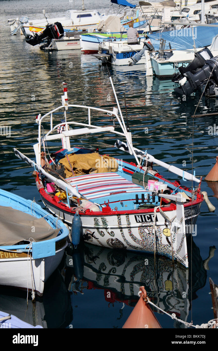Coloridos barcos de pesca amarrados en el puerto,agradable,Francia,europa Foto de stock
