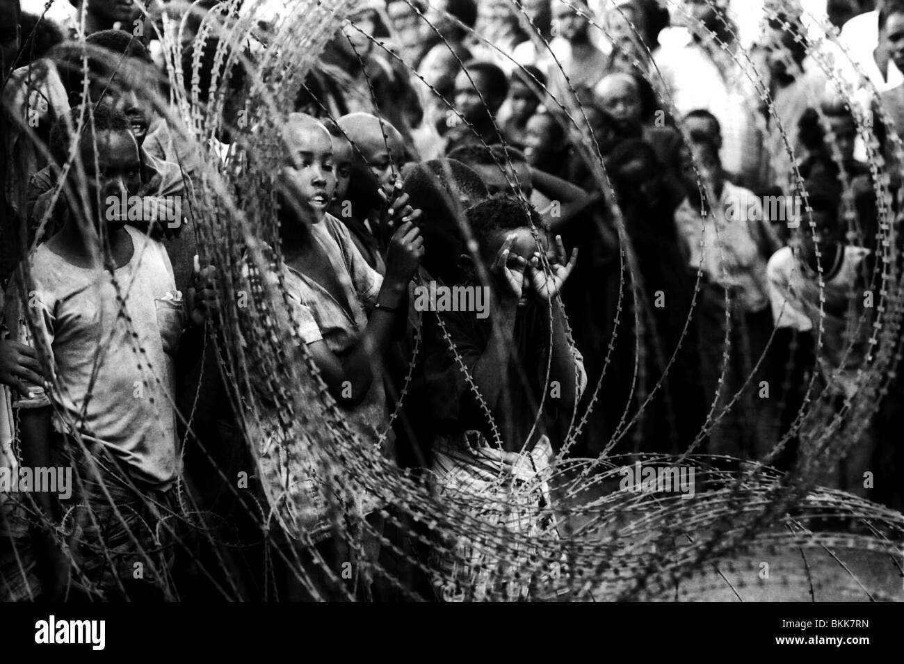 Un joven muchacho Samalain pares a través de alambre de púas en entregar  ayuda alimentaria en Baidoia, - la Guerra Civil, Samalia Fotografía de  stock - Alamy