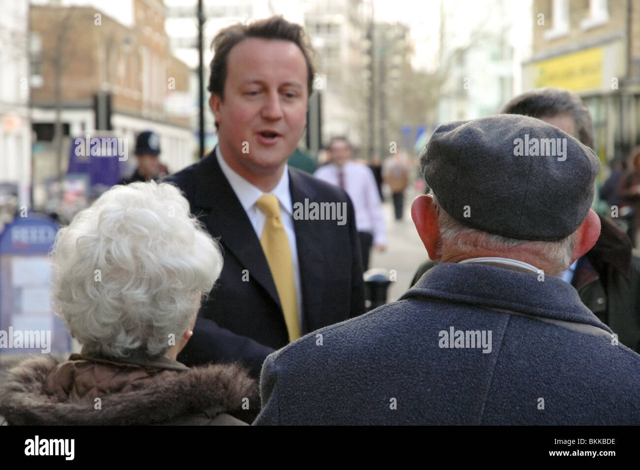 David Cameron toma un paseo guiado en Uxbridge para reforzar la campaña Tory en asiento marginal. Foto de stock