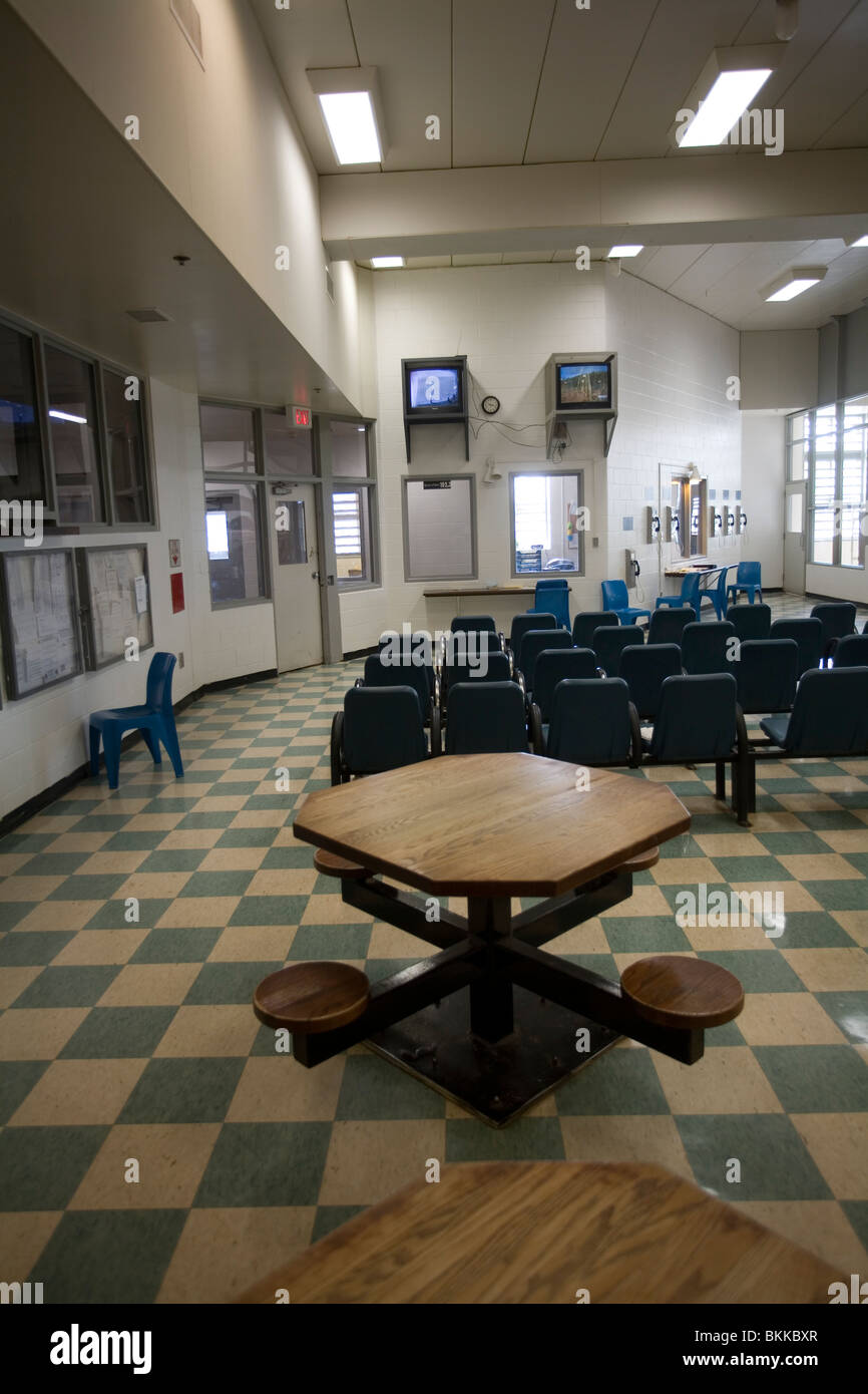 Sala de TV en el interior de la casa de celda en la penitenciaría estatal de Nebraska, Lincoln, Nebraska, EEUU. Foto de stock