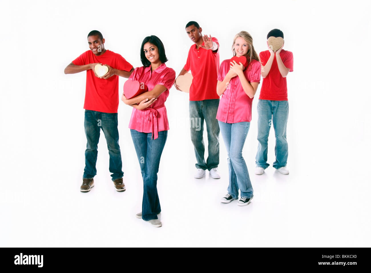 Un grupo de adolescentes la celebración de corazones Foto de stock