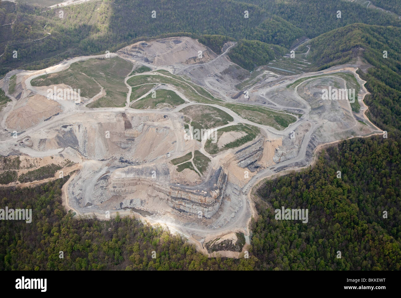 Vista aérea de la cima de la extracción minera de carbón Foto de stock