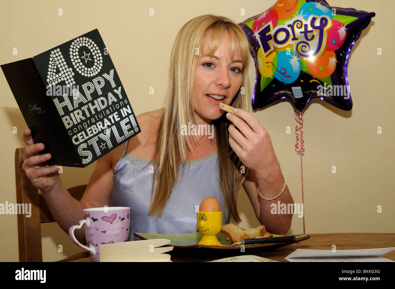Mujer desayunando y celebra su 40 cumpleaños Fotografía de stock - Alamy