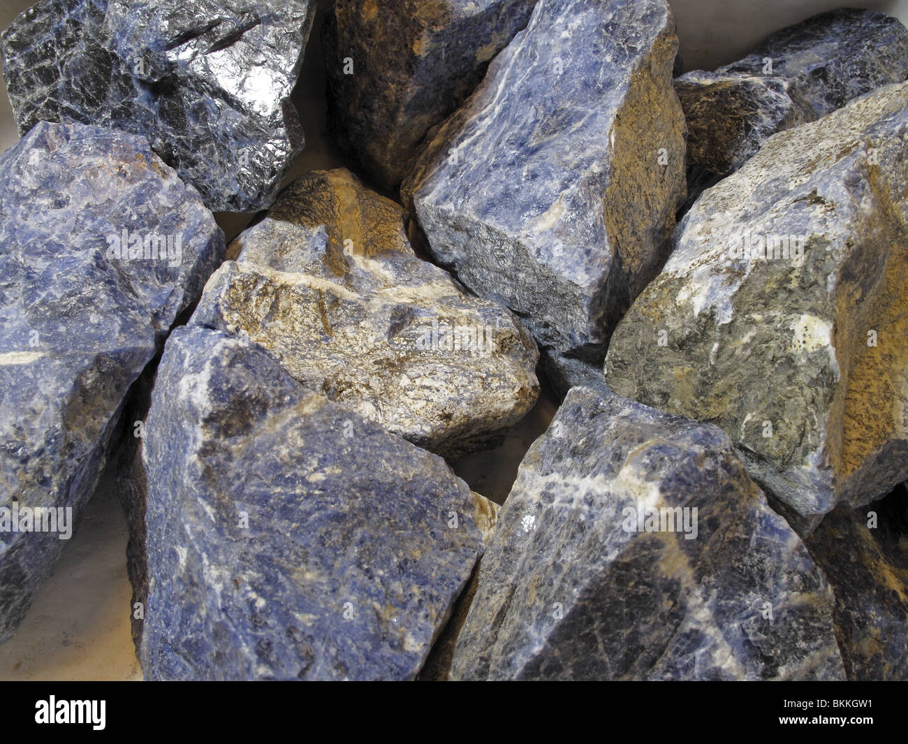 Recolección de materias minerales de piedras semi-preciosas Sodalita (Silicato de aluminio) de cloruro de sodio Foto de stock