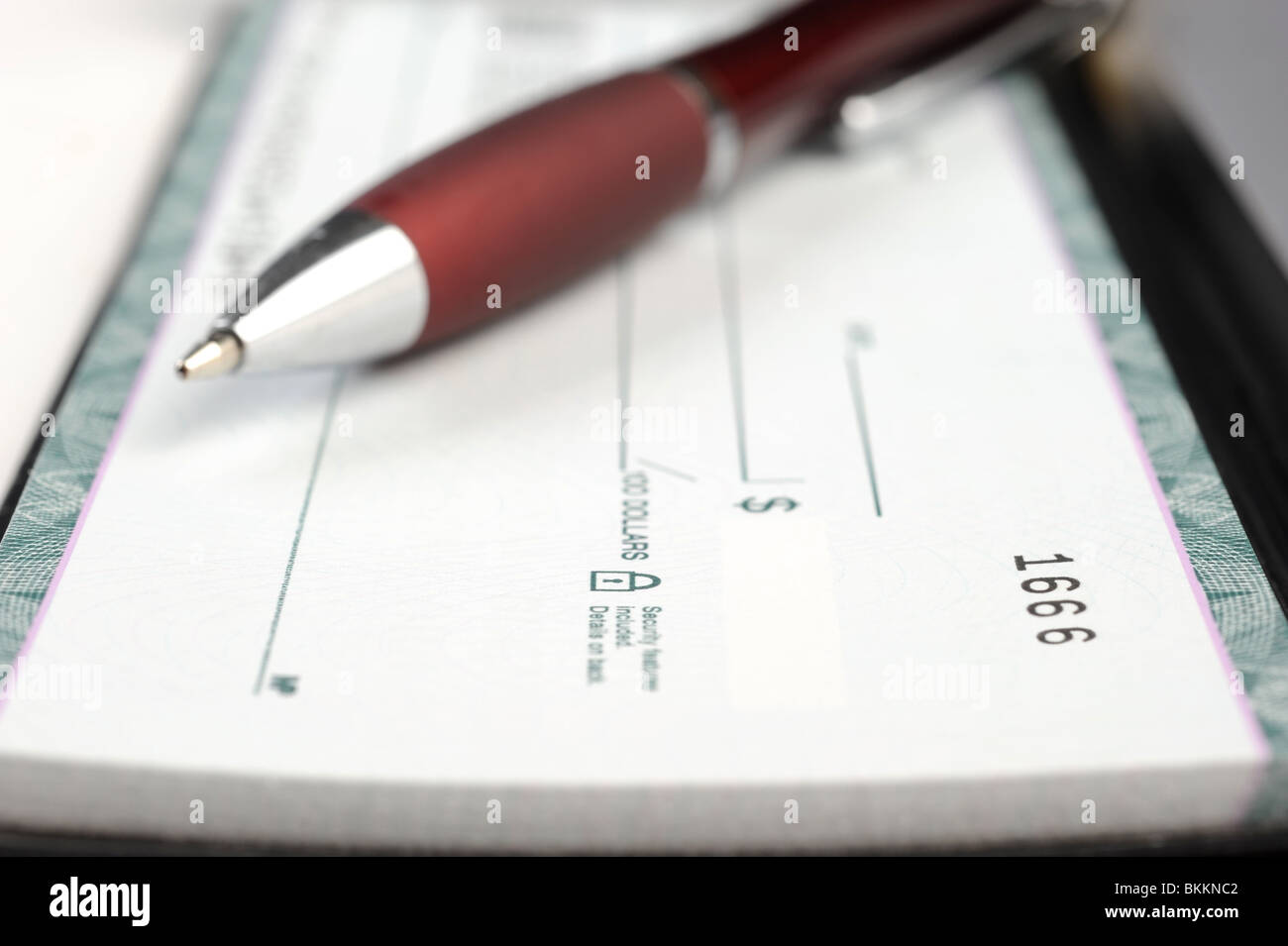 Talonario de cheques con bolígrafo por concepto de negocios Foto de stock