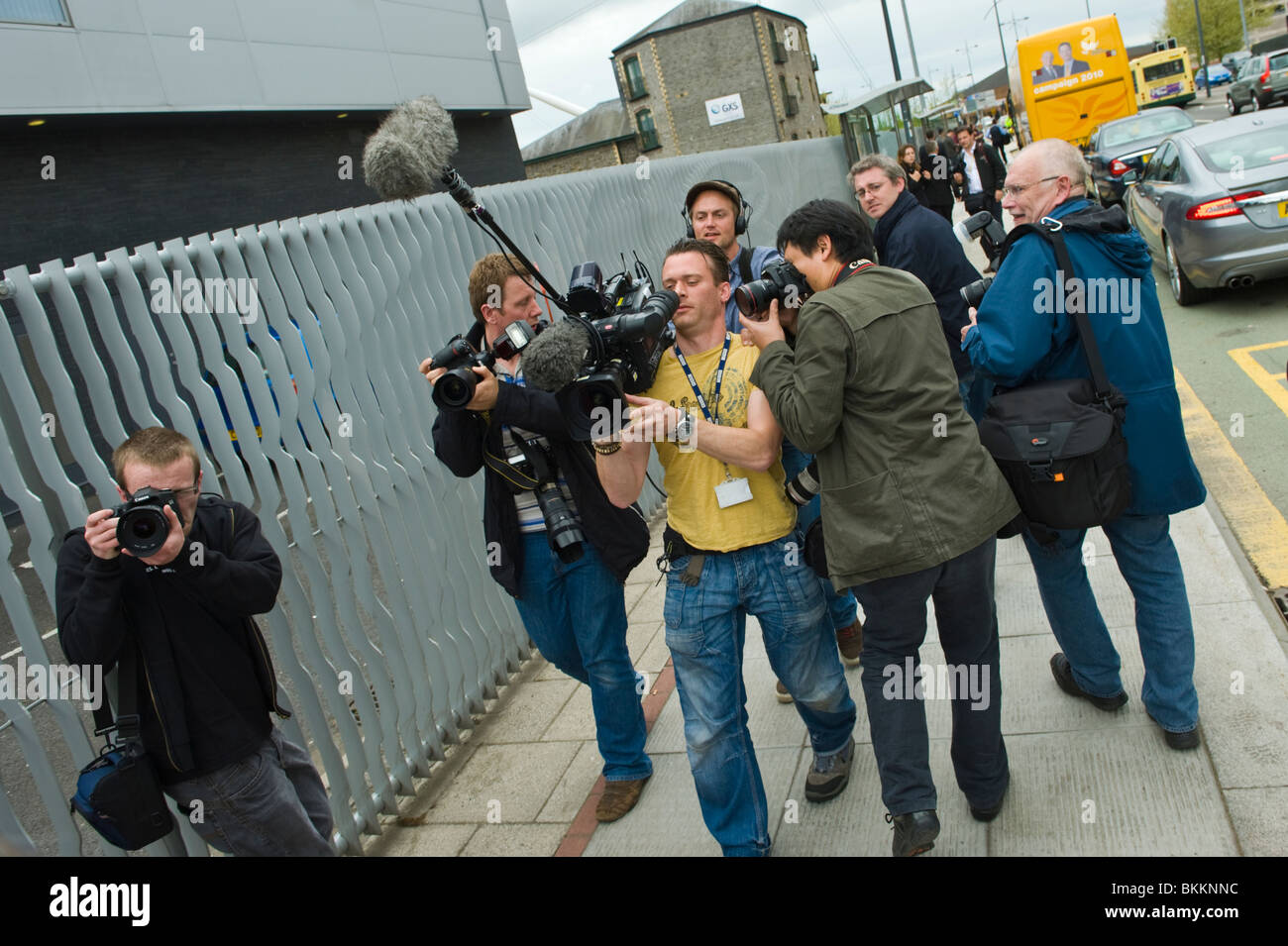 Los camarógrafos de medios fotografía liberal demócrata Nick Clegg en una campaña electoral visita a Newport South Wales UK Foto de stock