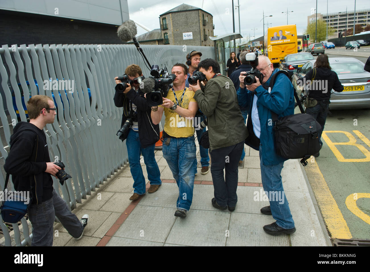 Los camarógrafos de medios fotografía liberal demócrata Nick Clegg en una campaña electoral visita a Newport South Wales UK Foto de stock