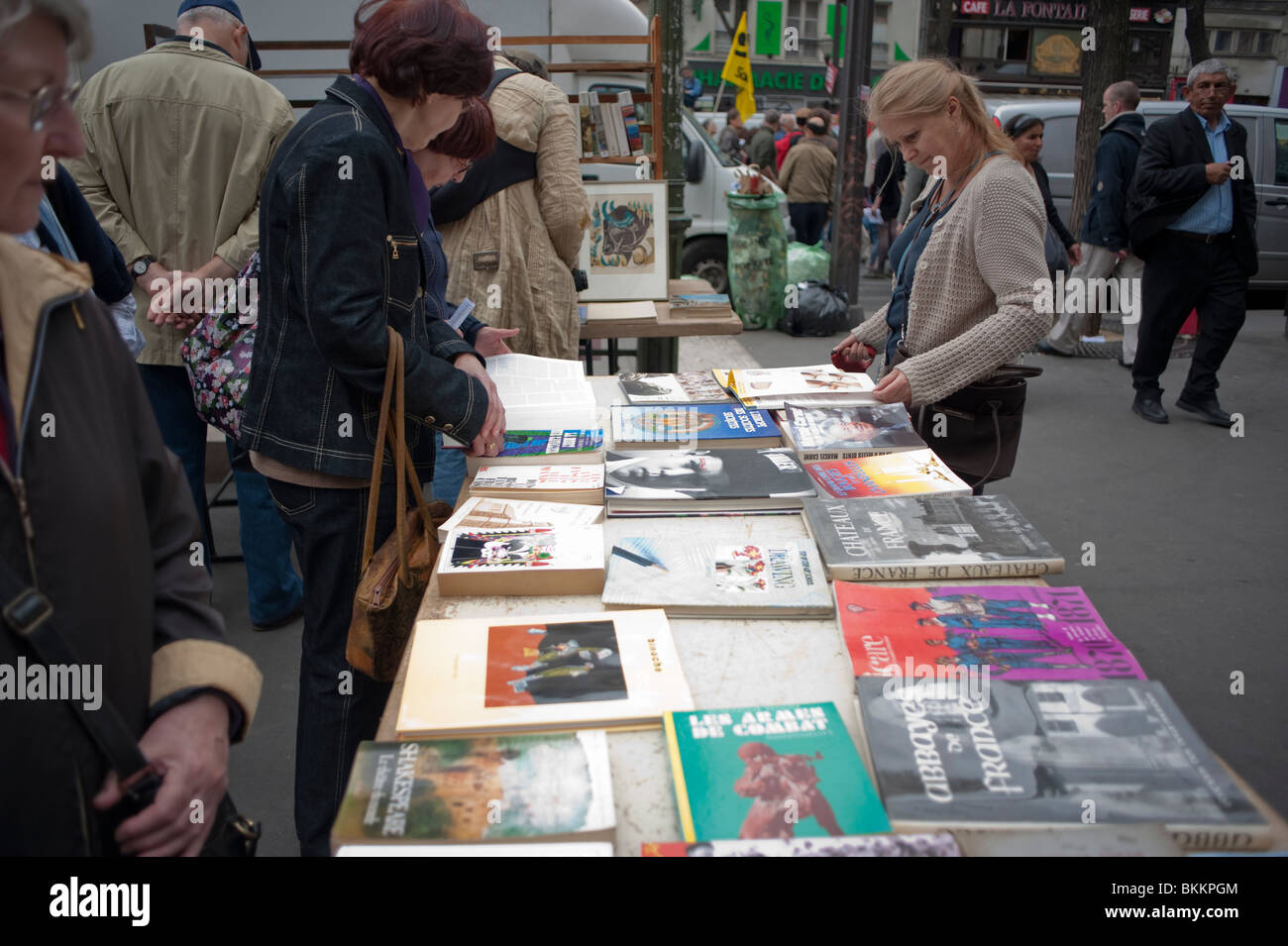 La gente de compras por ''Segunda mano' objetos domésticos en la calle  Venta de garaje, París, Francia Fotografía de stock - Alamy