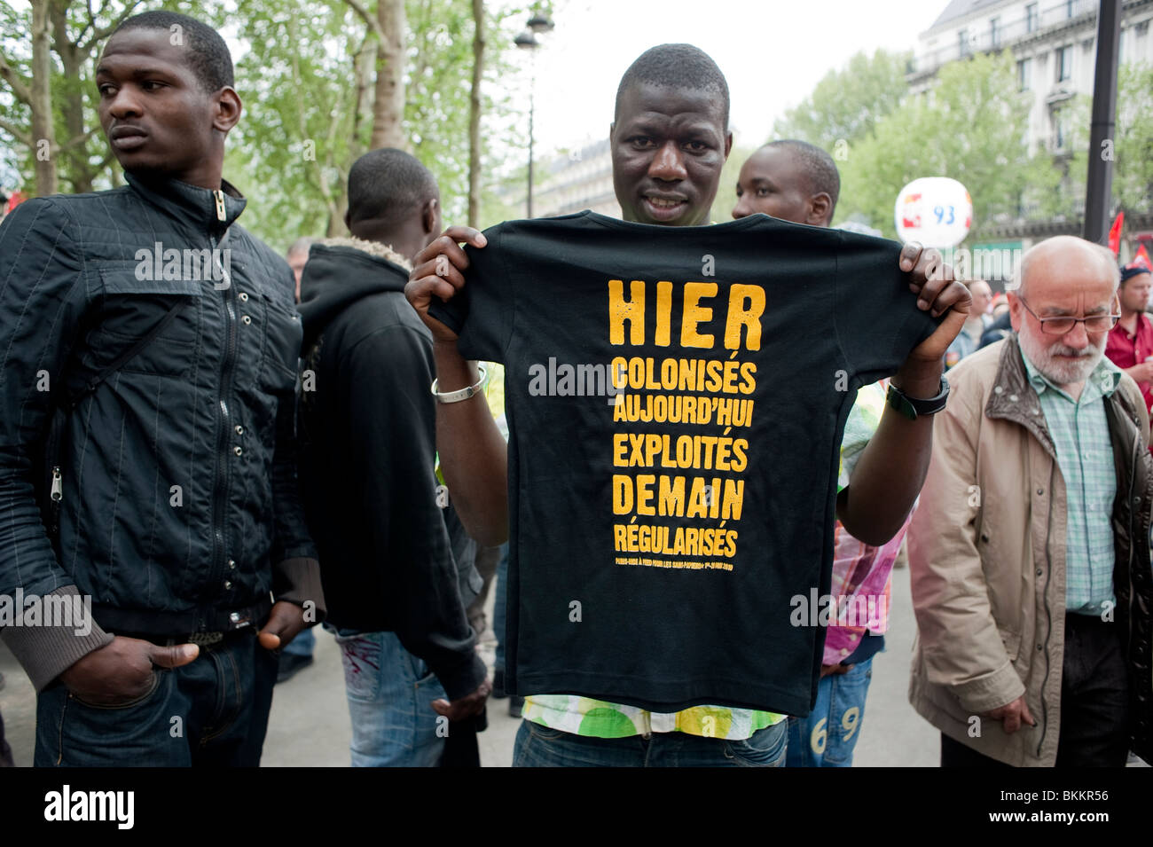 Inmigrantes africanos, réfugiés, camiseta de Holding, eslogan de la camiseta en francés en manifestación en mayo de 1, Labor, manifestación del día de mayo, París, Francia, Manifestación por protestas xenófobas, derechos de los inmigrantes laborales, rally de inmigración RETRATO DE TIPO EN LA CALLE Foto de stock