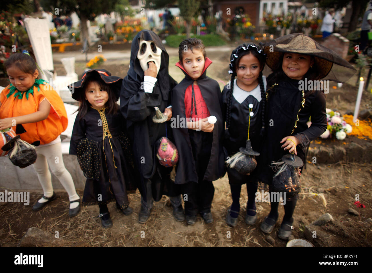 Niñas y niños vestidos con disfraces de Halloween visite el cementerio de San Gregorio Atlapulco, en las afueras de la Ciudad de México Foto de stock