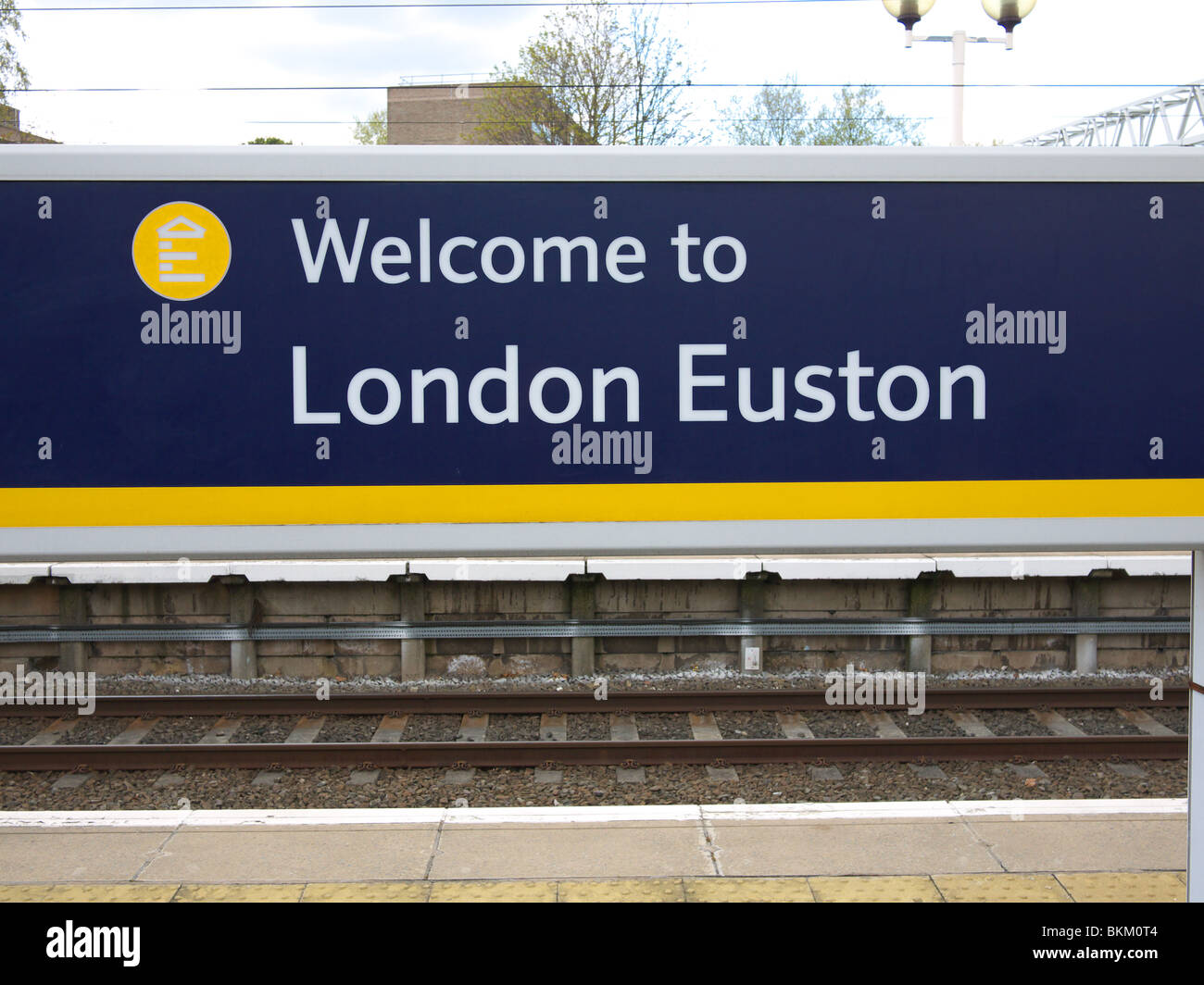"Bienvenido a London Euston" signo en una plataforma a la estación Euston de Londres Foto de stock