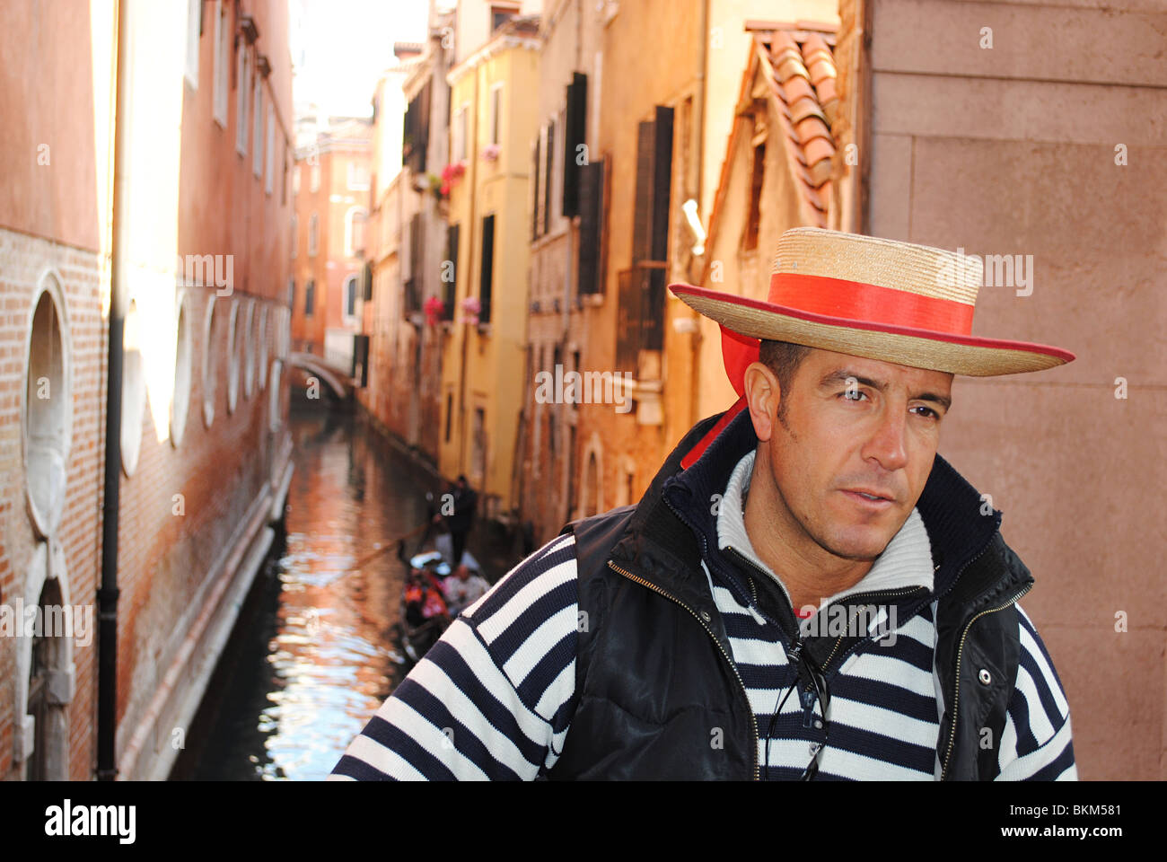 Gondolero y canal, Venecia, Italia Foto de stock