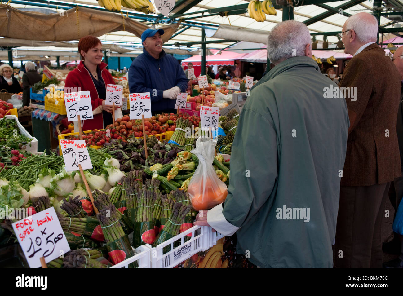 Mercado de frutas y verduras al aire libre, cerca del Puente Rialto en Venecia Italia Foto de stock