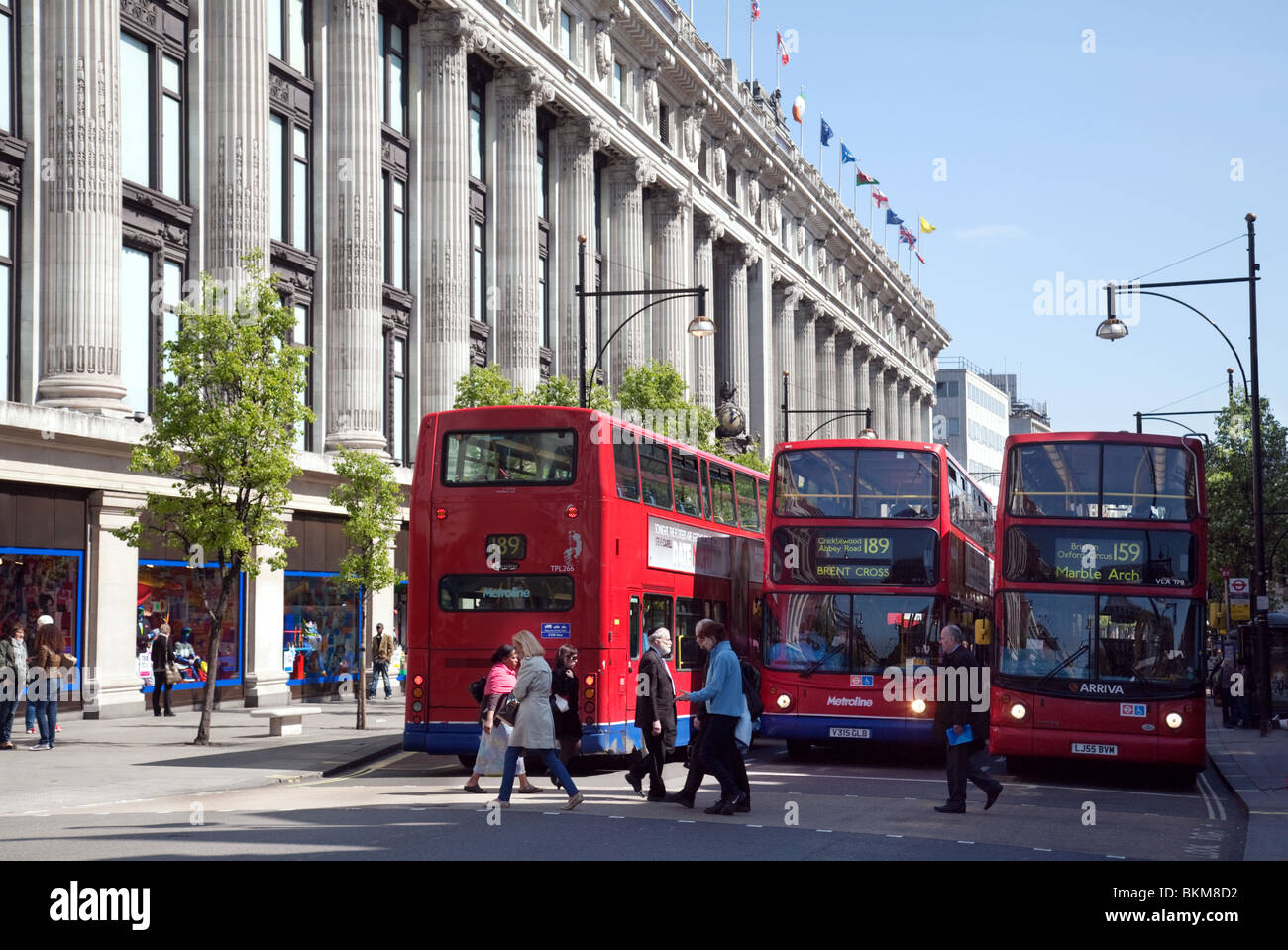 Autobuses tienda Selfridges, Oxford Street, Londres, Reino Unido Foto de stock