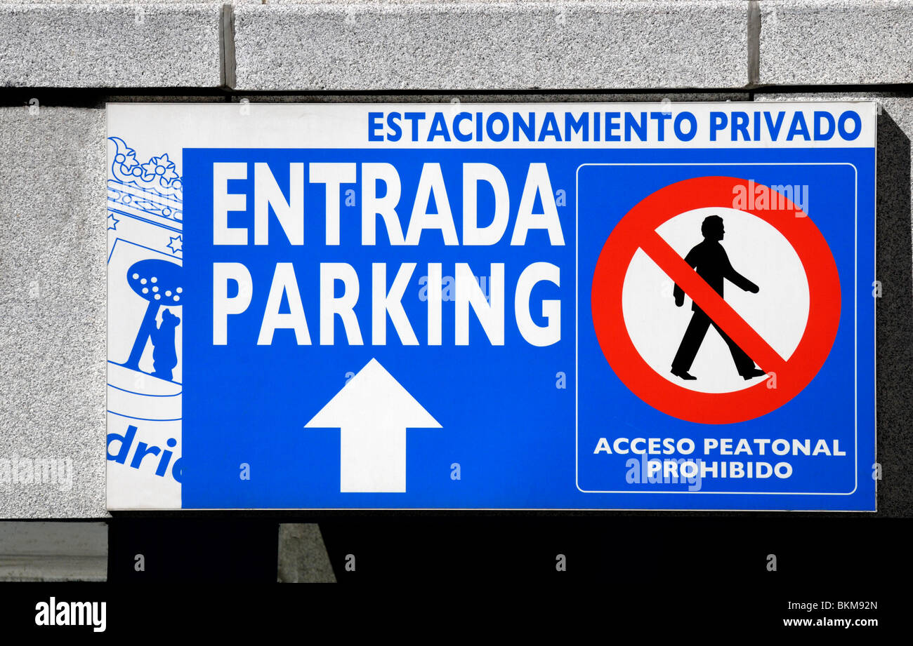 Madrid, España. Firmar en la entrada al aparcamiento privado