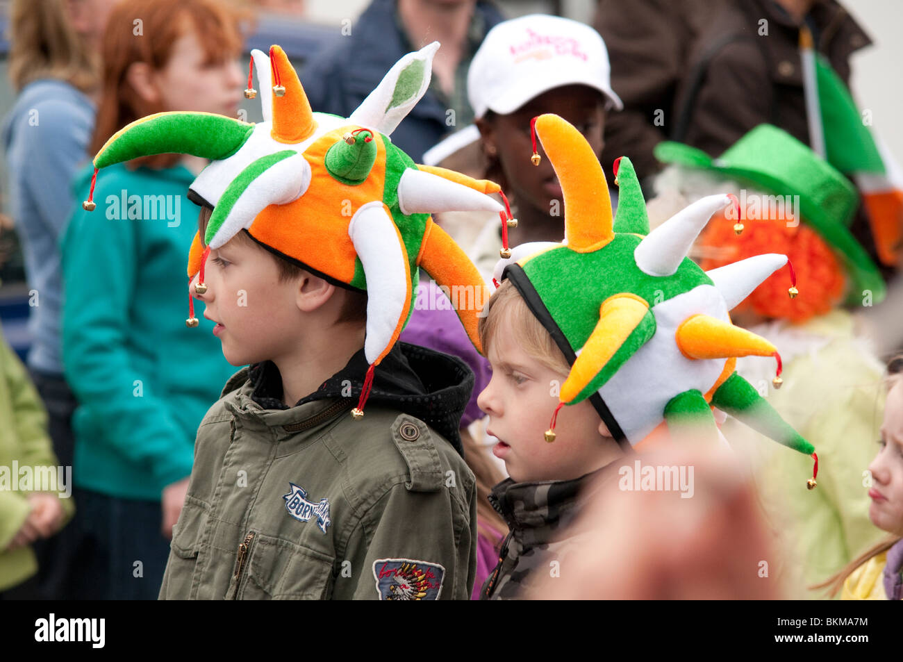 Sombreros divertidos para los niños el Desfile del Día San Skerries, Condado de Dublín, Irlanda 2010 Fotografía de stock - Alamy