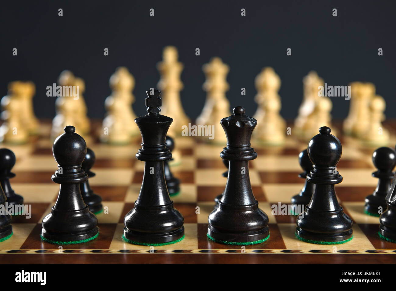 Cerca de piezas de ajedrez en el tablero de ajedrez de madera Foto de stock