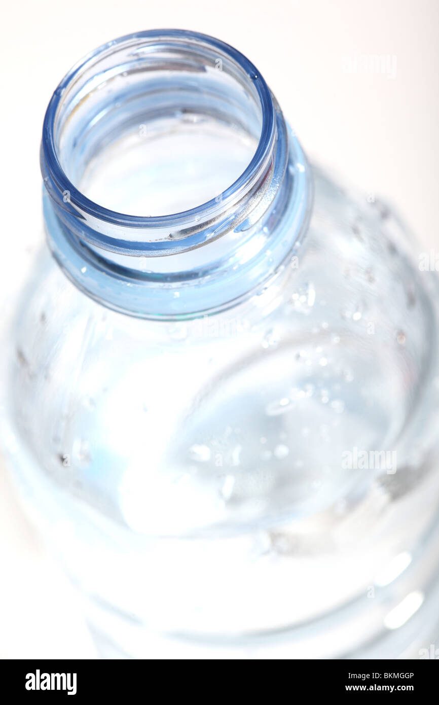 Botella de agua mineral. Foto de stock