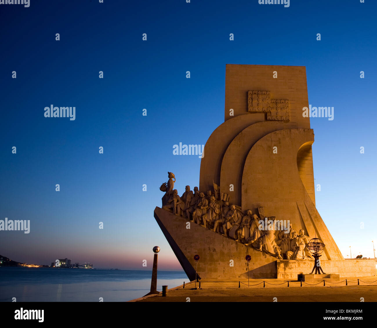 El Monumento a los descubrimientos en la penumbra, Lisboa, Portugal Foto de stock