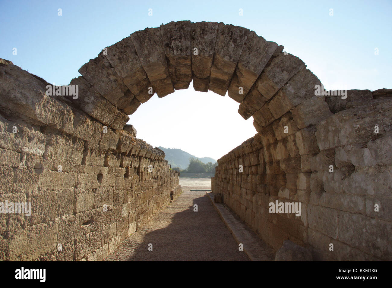 Santuario de Olimpia. La entrada al estadio olímpico. Arco de piedra. III A.C. Elis. Peloponesse. Grecia. Foto de stock