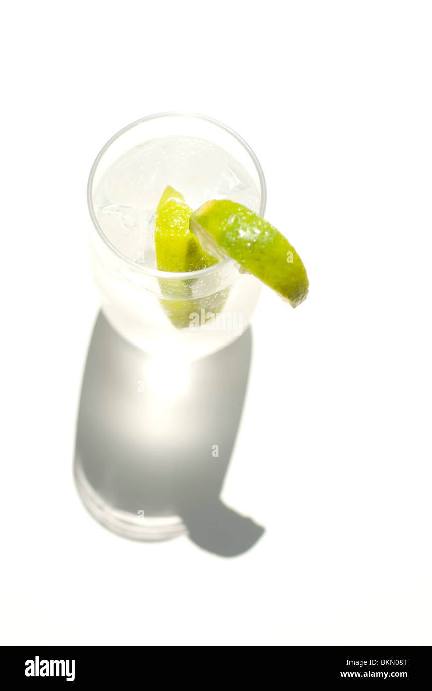 Agua tónica con hielo y la rodaja de limón Foto de stock