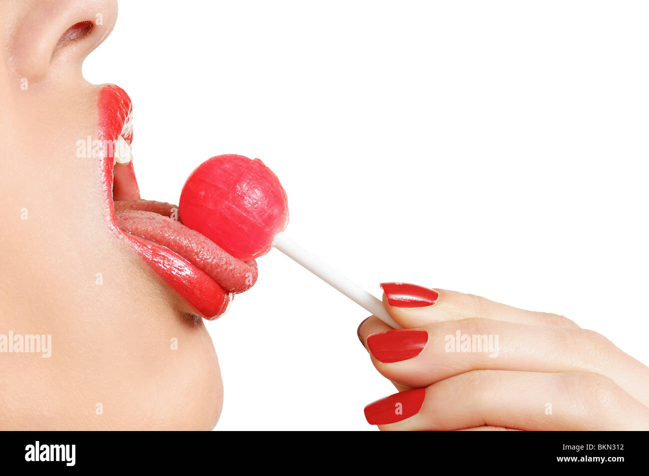 Mujer lamer un Lollipop, cerca. Foto de stock