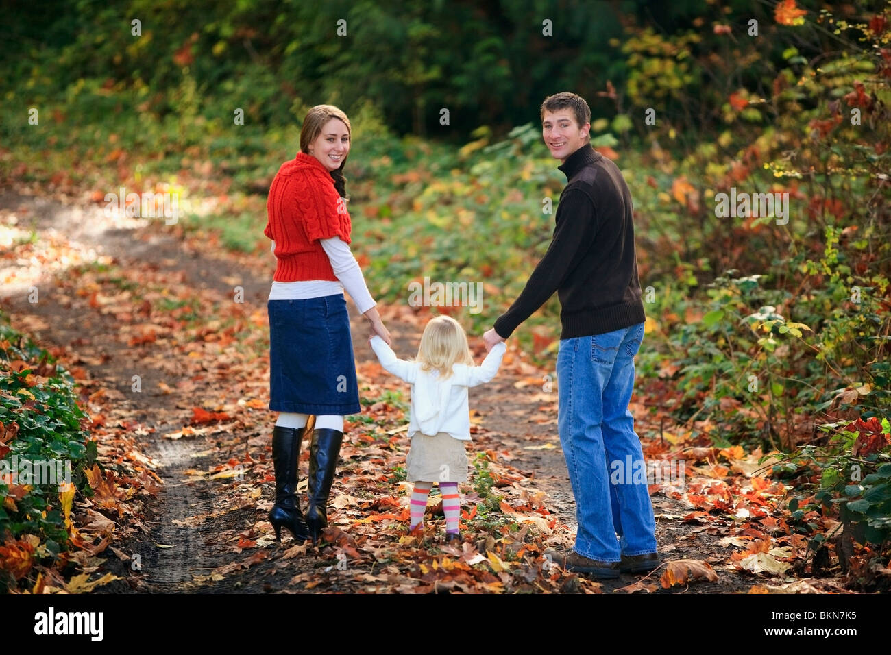 Una familia caminando por un sendero en otoño Foto de stock