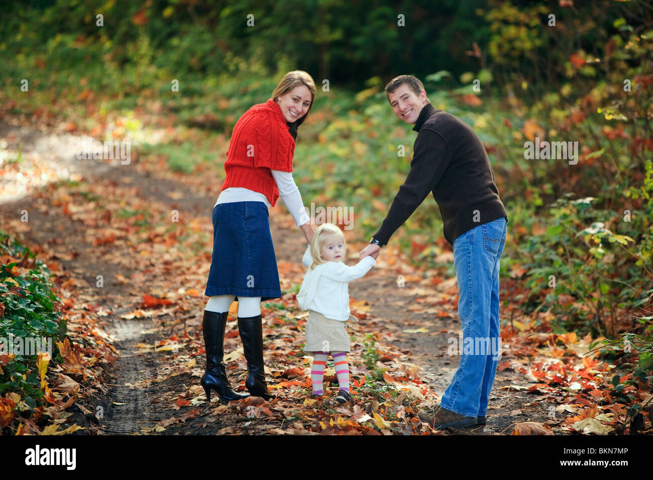 Una familia caminando por un sendero en otoño Foto de stock